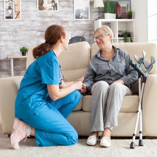 บริการจัดส่งคนดูแลผู้-สูงอายุ-แบบไป-กลับ บริการจัดส่งดูแลผู้สูงอายุ  รับดูแลผู้ สูงอายุ ตามบ้าน  ดูแลผู้สูงอายุ รายวัน ใกล้ฉัน  รับดูแลผู้สูงอายุตามบ้าน รายวัน  รับจ้างดูแลผู้สูงอายุ รายวัน 